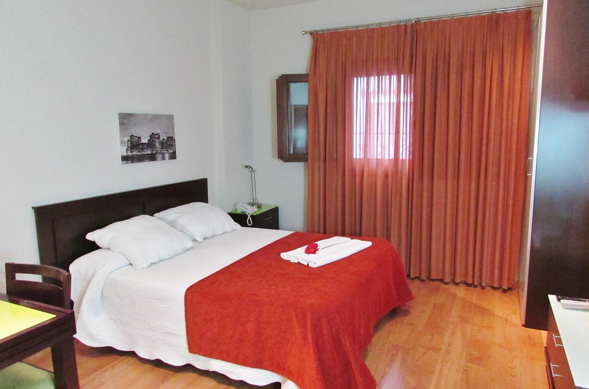 Apartamentos Turisticos Las Nieves Granada Rum bild